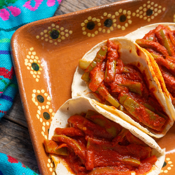 Tacos de nopales con salsa de chile guajillo y zanahoria tile