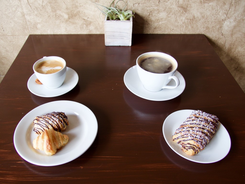 Cappuccino, Americano, Croissants 