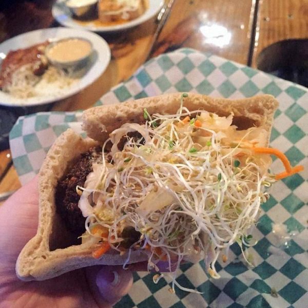 Falafel_Sandwich-La_Panthere_Verte-Montreal-Apr17